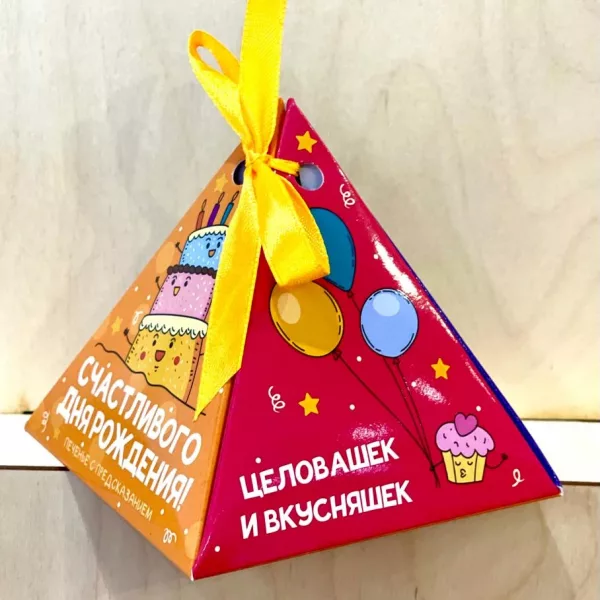 Печенье с предсказаниями в коробке-пирамиде с жёлтым бантом, оранжево-малиновый принт