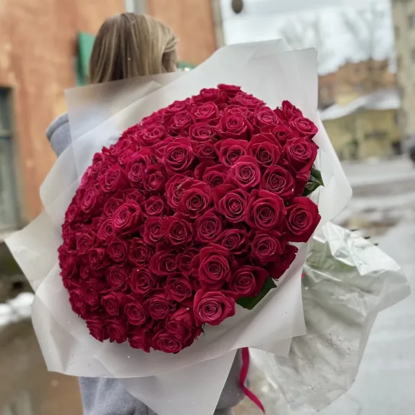 Букет «Алый купол признания» из 101 красной розы (местная, 60 см)