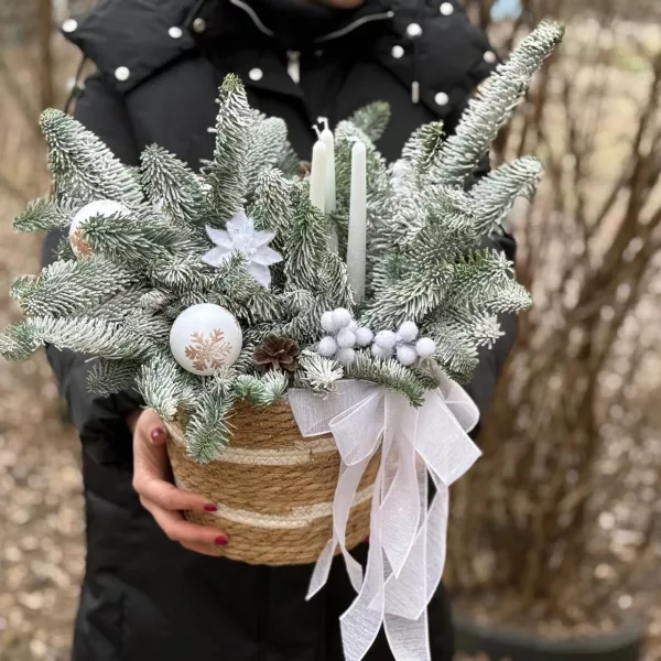 Новогодняя композиция из нобилиса с белыми шарами, свечой и бантом в джутовой корзинке
