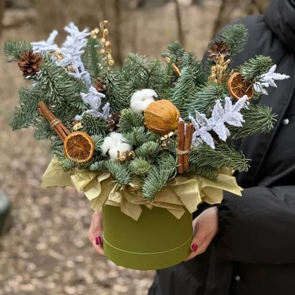 Новогодняя композиция с пихтой, корицей, апельсином и хлопком в оливковой коробке
