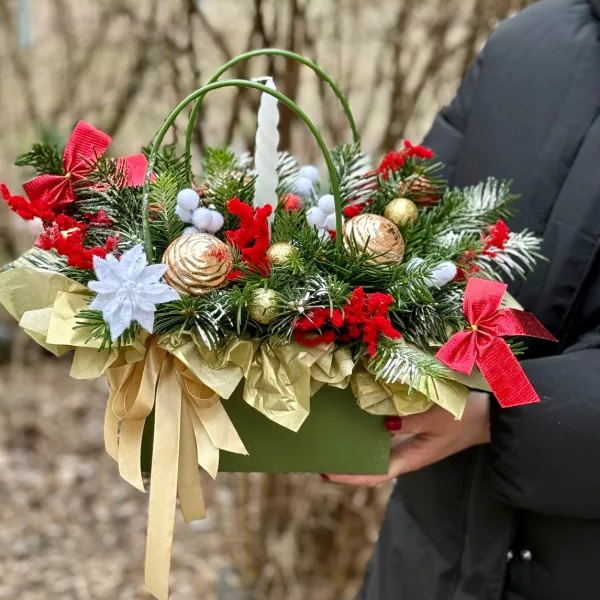 Новогодняя хвойная композиция с золотыми шарами, красными бантами и свечой в зелёной корзине