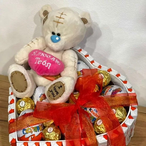 Подарочный набор в белой коробке с мишкой Тедди, Kinder и Ferrero Rocher, красный бант