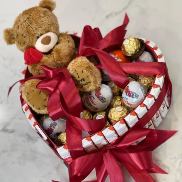 Коробка-сердце с мишкой Тедди, Kinder и Ferrero Rocher, бордовая лента