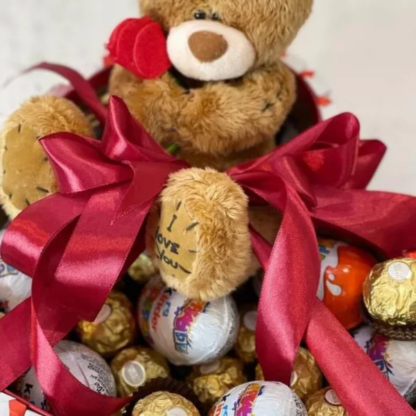 Композиция «Сладкое сердце с мишкой» с Kinder, Ferrero Rocher и мягкими игрушками