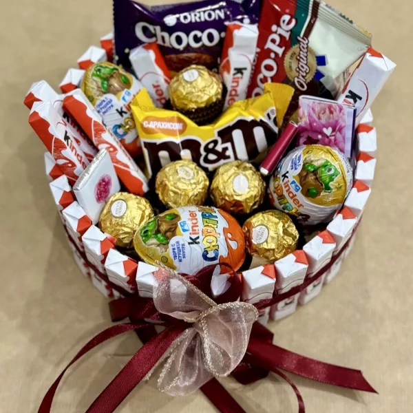 Круглая корзина из шоколадок Kinder с Ferrero Rocher, M&M's и Choco Pie, бордовая лента