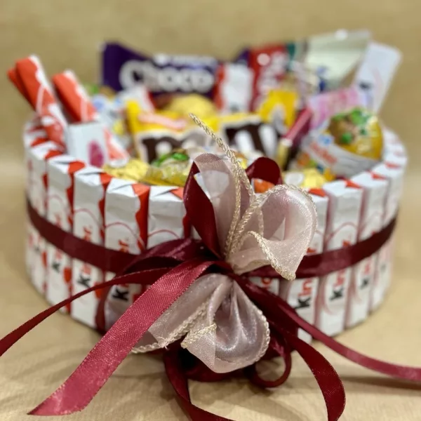 Корзина «Шоколадный праздник» из Kinder, Ferrero Rocher и сладостей