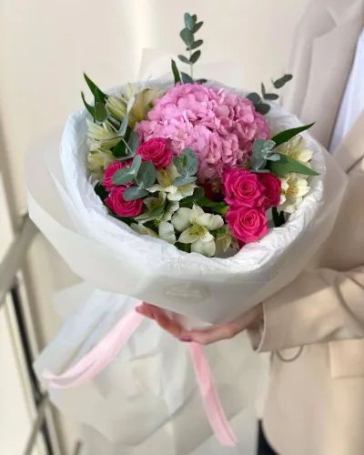 Сборный букет с розовой гортензией, малиновыми розами и белыми альстромериями в белой упаковке