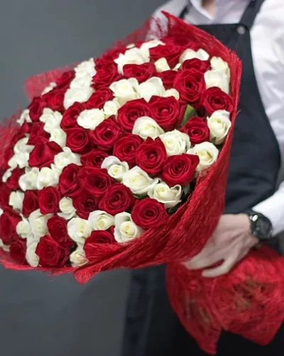 Букет из 101 красной и белой розы в красной упаковке, крупные бутоны, вид спереди