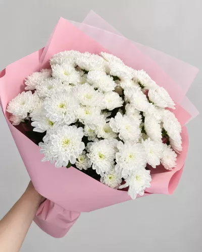 Букет из 9 белых кустовых хризантем в розовой крафт-бумаге с атласной лентой