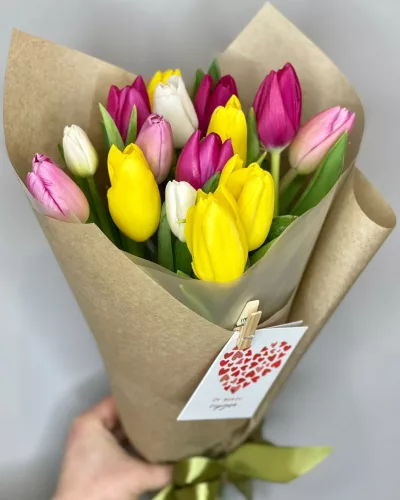 Букет из 15 тюльпанов микс — жёлтые, малиновые, белые, розовые в крафтовой упаковке