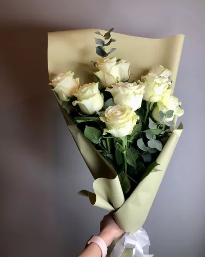 Букет из 9 белых роз 80 см с эвкалиптом в светло-оливковой матовой упаковке