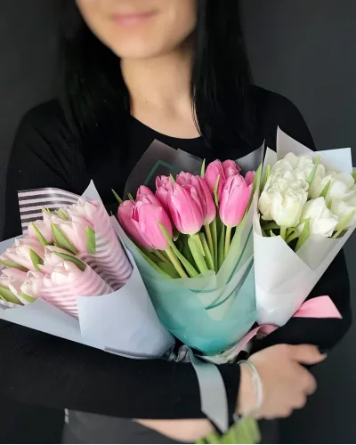 Монобукет из 9 розовых и белых тюльпанов в светлой дизайнерской упаковке с атласной лентой