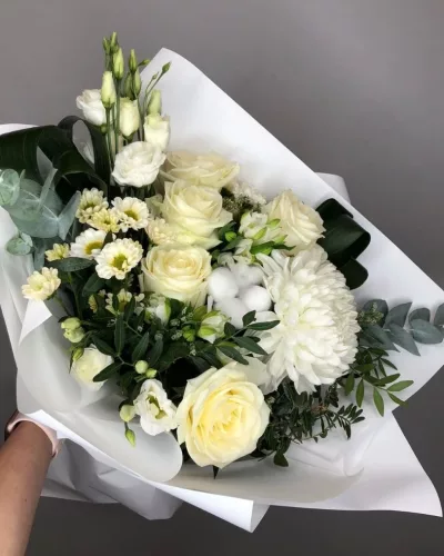 Сборный букет с белыми розами, хризантемой, хлопком и зеленью в белой упаковке