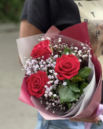 Букет из 3 красных роз с белой гипсофилой в двухцветной упаковке тёплых тонов