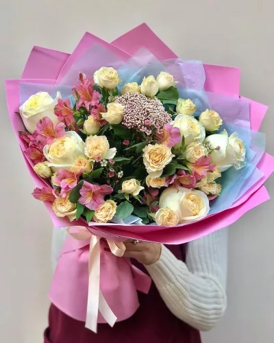 Сборный букет с кремовыми розами, розовой альстромерией и трахелиумом в розовой упаковке