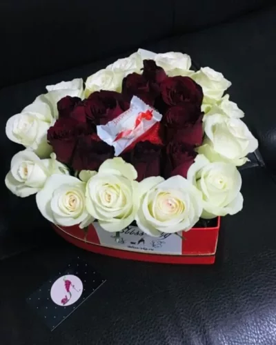 Коробка-сердце с красными и белыми розами и конфетами в красно-белой упаковке