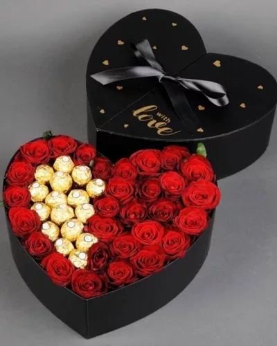 Коробка-сердце с 31 красной розой и конфетами Ferrero Rocher, чёрная упаковка с атласной лентой