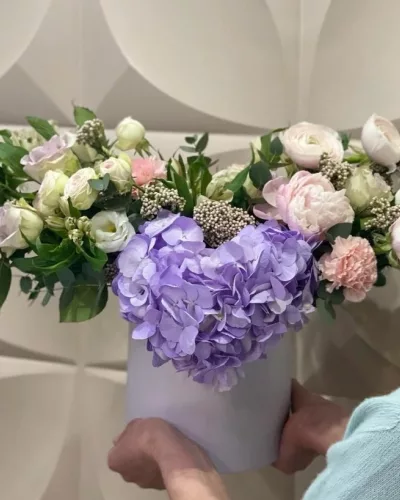 Шляпная коробка с лавандовой гортензией, розовыми ранункулюсами и белыми розами