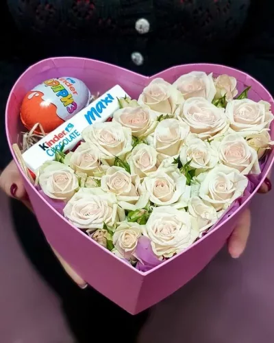 Коробка-сердце розовая с кремовыми кустовыми розами и Kinder Сюрприз, вид сверху