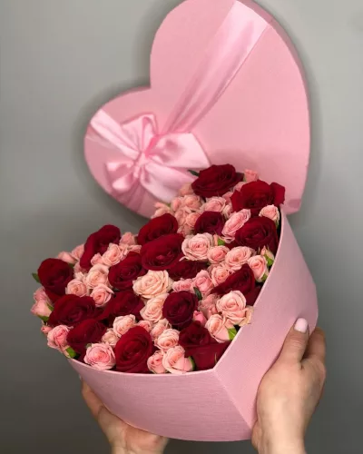 Открытая коробка-сердце с красными и розовыми розами, перевязанная атласной лентой