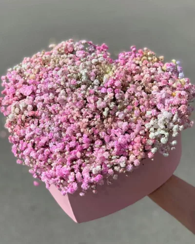 Коробка-сердце из розовой и белой гипсофилы в розовой коробке, вид сверху