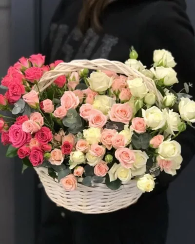 Корзина из кустовых роз микс — белые, розовые и малиновые бутоны в плетёной белой корзине