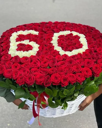 Корзина из 201 розы с цифрой 60 из белых роз на красном фоне, белая плетёная корзина