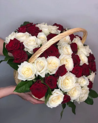 Корзина из 51 красной и белой розы с писташем в плетёной корзине, вид сверху