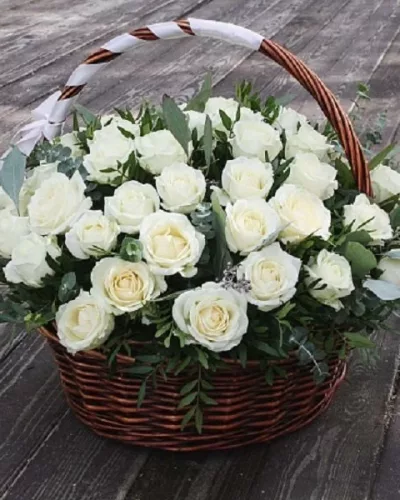 Плетёная корзина с 45 белыми розами, эвкалиптом и писташем, лента на ручке