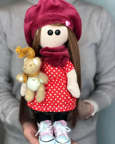 Текстильная кукла-девочка в красном платье в горошек и малиновом берете с медвежонком