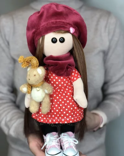 Текстильная кукла-тильда в красном платье в горошек, бордовом берете, с вязаным медвежонком