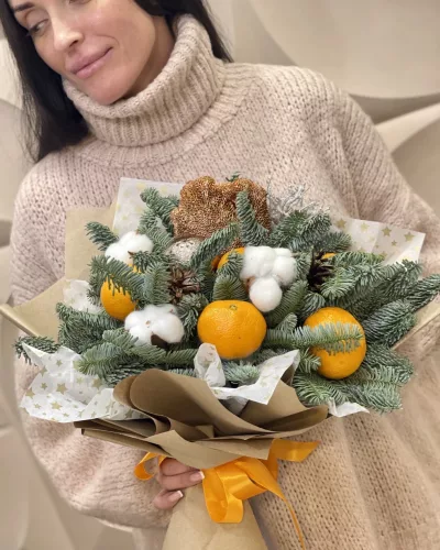 Новогодний букет с елью нобилис, мандаринами, хлопком и шишками в крафт-упаковке