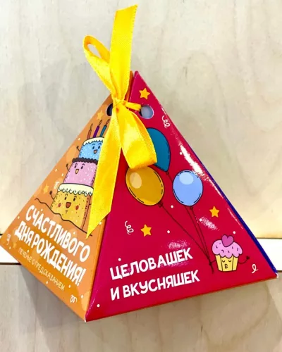 Печенье с предсказаниями в коробке-пирамиде с жёлтым бантом, оранжево-малиновый принт