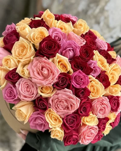 Коробка из 101 розы микс — персиковые, розовые и малиновые бутоны куполом в крафтовой шляпной коробке