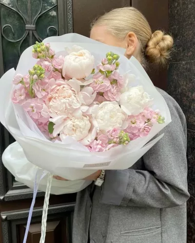 Сборный букет с белыми пионами и розовой маттиолой в белой упаковке