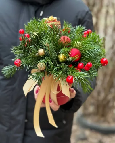Новогодняя композиция с ветками сосны, красными и золотыми шарами, ягодами в красном кашпо с золотой лентой