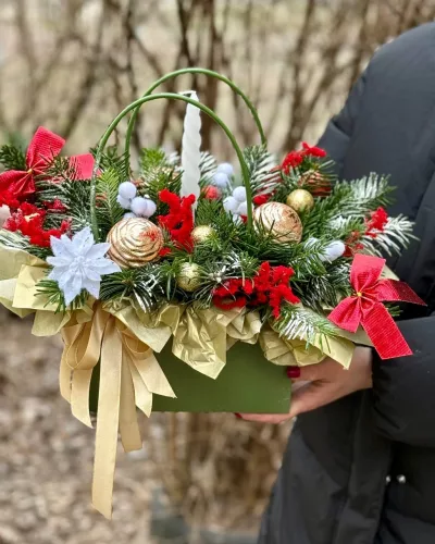 Новогодняя хвойная композиция с золотыми шарами, красными бантами и свечой в зелёной корзине