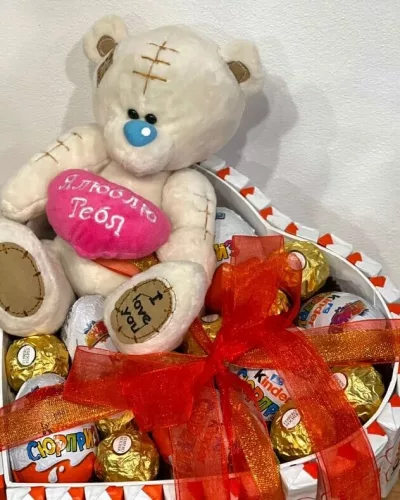 Подарочный набор в белой коробке с мишкой Тедди, Kinder и Ferrero Rocher, красный бант