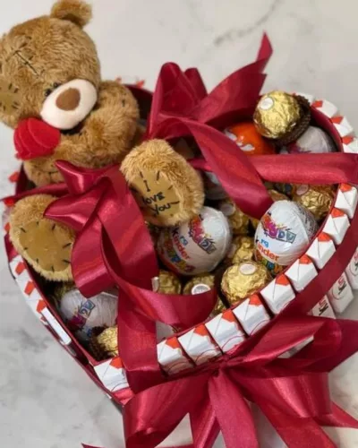 Коробка-сердце с мишкой Тедди, Kinder и Ferrero Rocher, бордовая лента