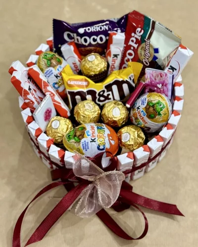 Круглая корзина из шоколадок Kinder с Ferrero Rocher, M&M's и Choco Pie, бордовая лента