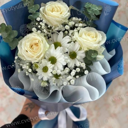 Букет сборный из трех роз и хризантем