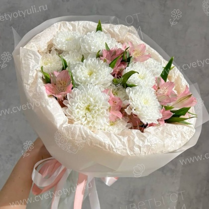 Сборный букет из кустовых белых хризантем и альстромерий
