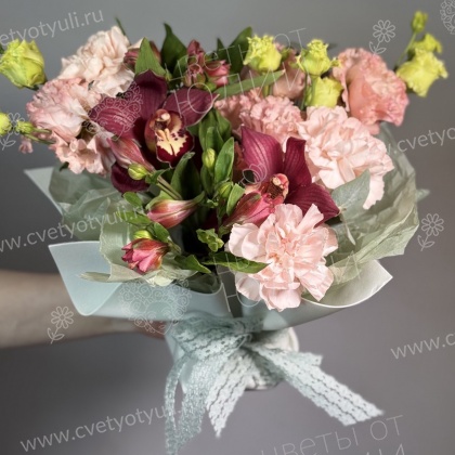 Букет «Бордовый шик» с орхидеями, эустомой и альстромериями