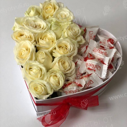 Композиция «Белое облако» с розами и Raffaello