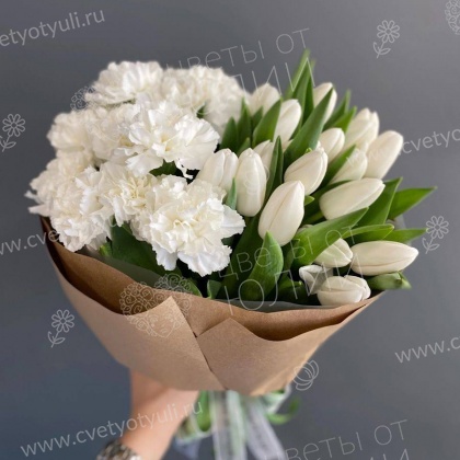 Букет «Жемчужный сад» с тюльпанами и гвоздиками