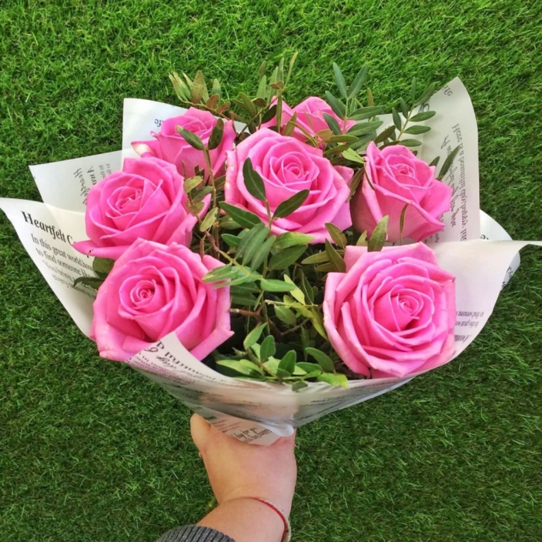 Букет из 7 розовых роз 40 см с зеленью