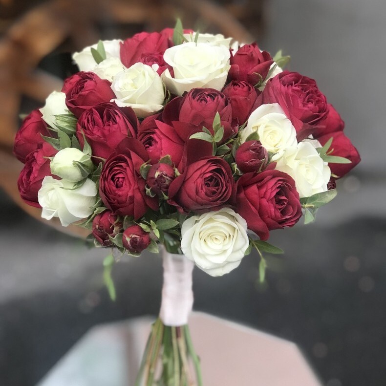 Букет невесты из 9 роз и эвкалипта №372