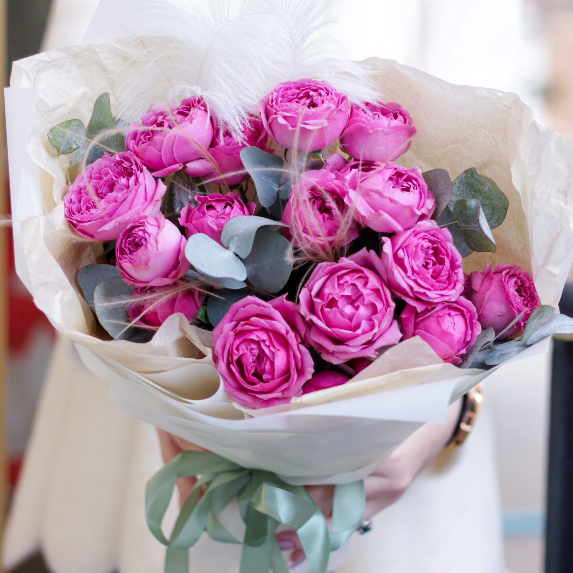 Букет 7 кустовых пионовидных роз с зеленью