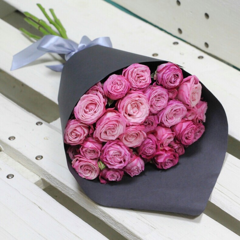 Букет из 7 розовых кустовых роз 50 см