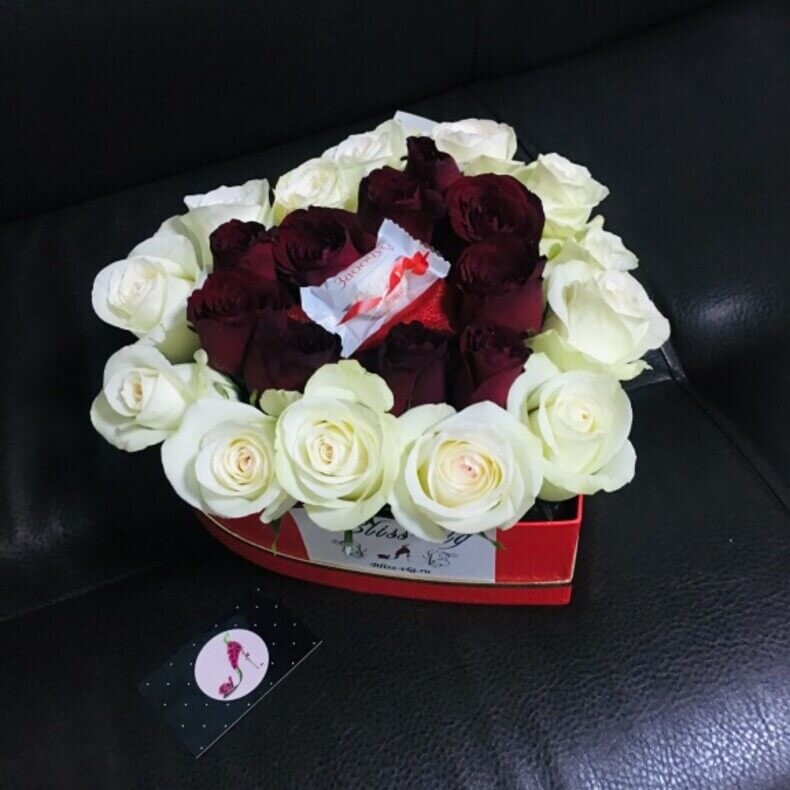 Коробка из 23 роз и конфет Знак внимания